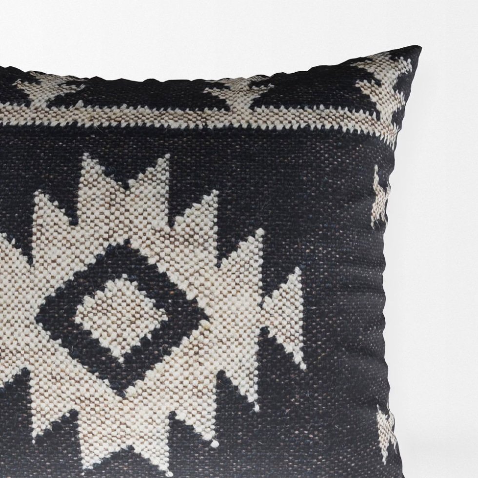 Cuscini kilim ornati neri