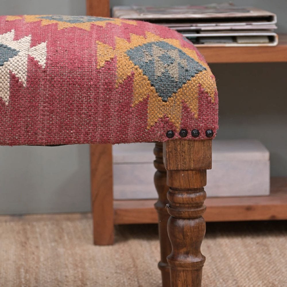 Panca con pouf in lana navajo rossa e juta Panca con pouf in lana navajo rossa e juta