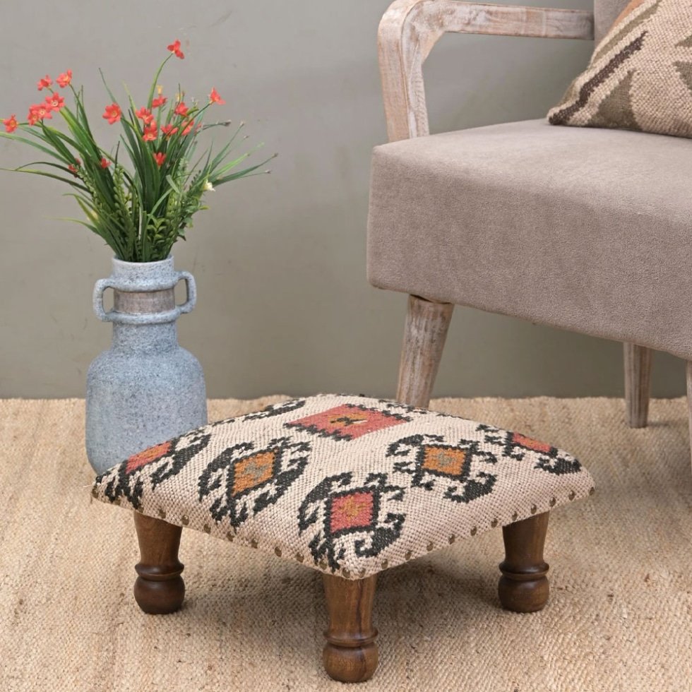 Piccolo pouf imbottito in kilim navajo bianco