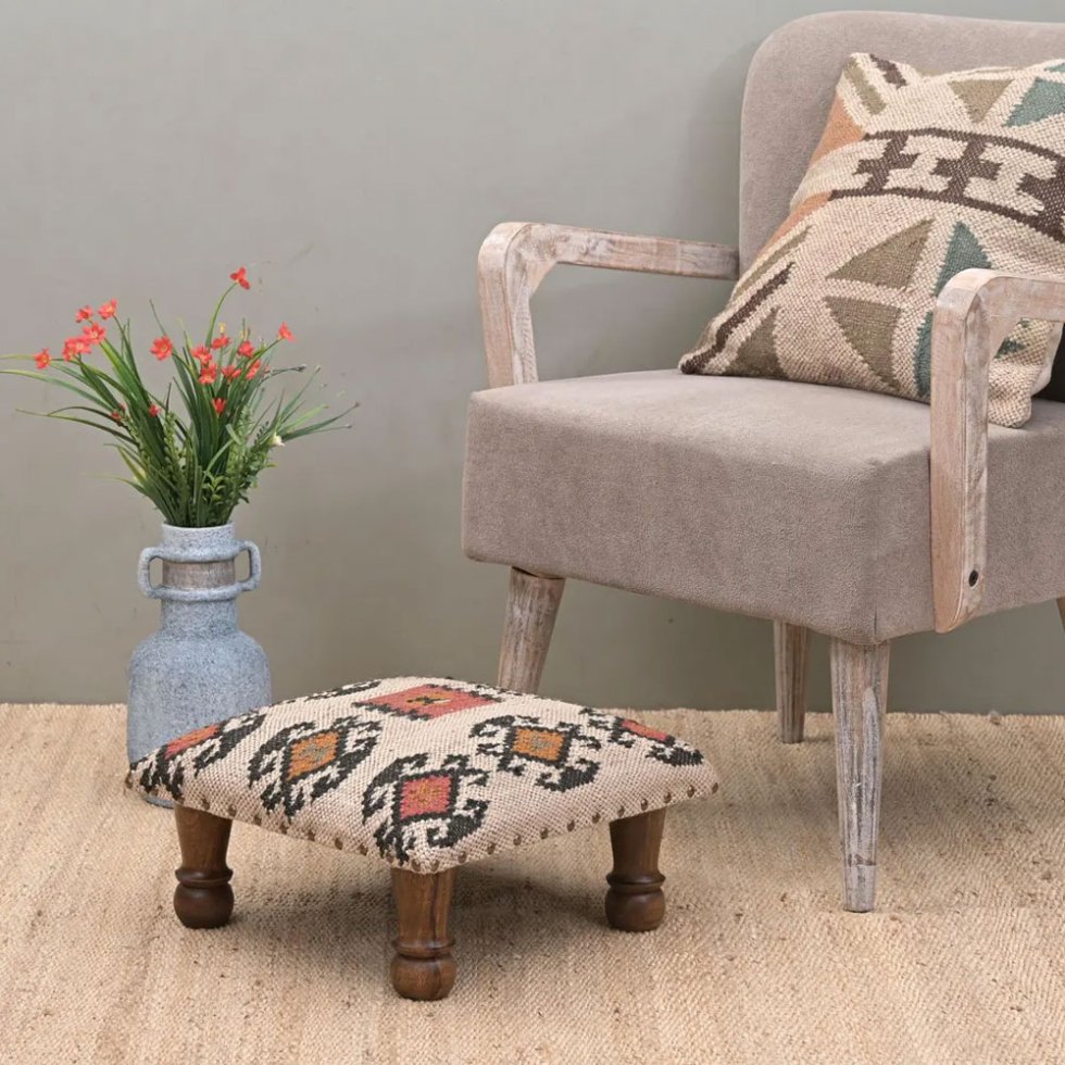 Piccolo pouf imbottito in kilim navajo bianco
