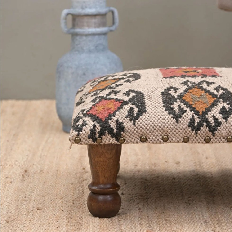 Piccolo pouf imbottito in kilim navajo bianco