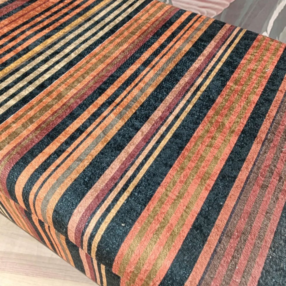 Tavolino da caffè a righe in kilim turco con portaoggetti